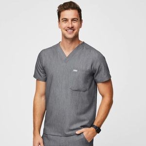 FIGS Men’s Graphite Leon Three Pocket Scrub Top
